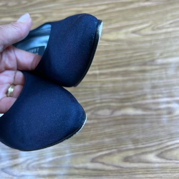 Vintage Stuart Weitzman Lorraine Navy Blue Fabric Pumps Worn Once - Size 8.5 - Picture 4 of 12